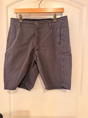 Kuhl Spire  Zip pocket cargo Bermuda hiking shorts Women’s Gray size  12 EUC
